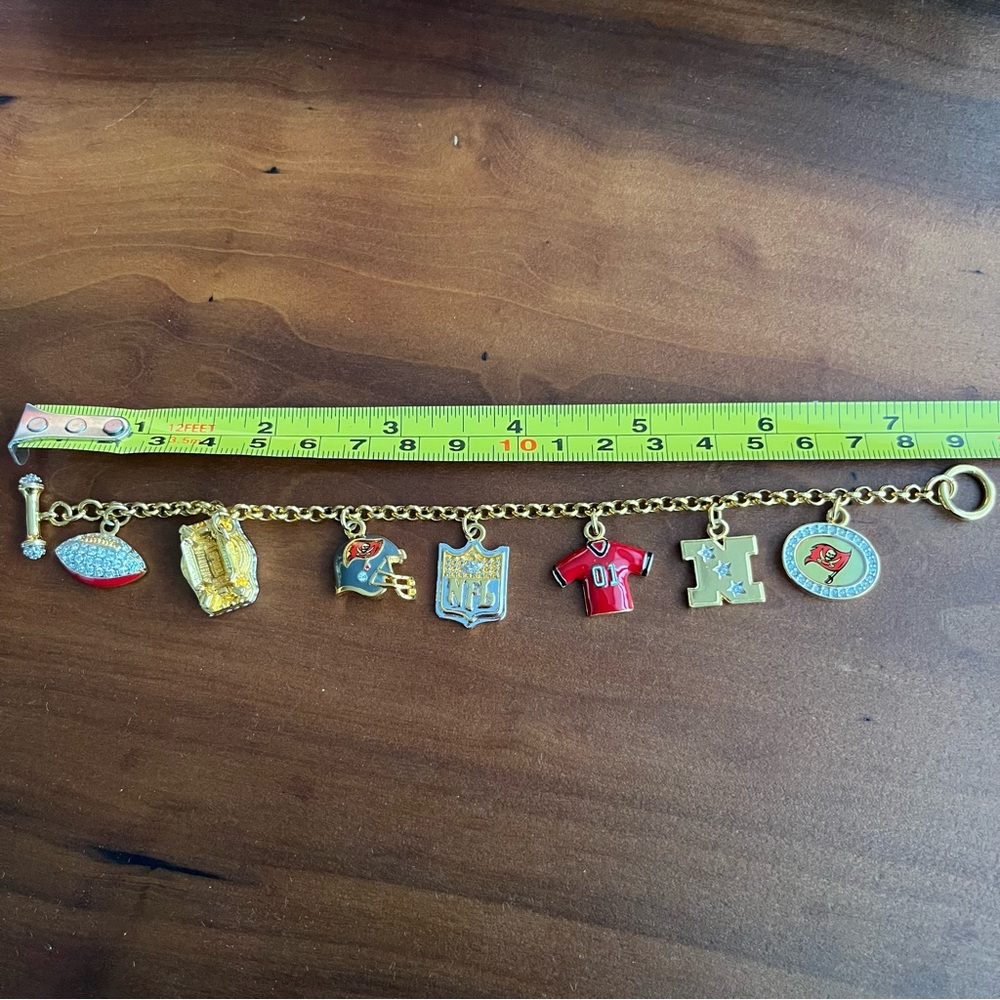 💙NEW Vintage Gold-Tone NFL Tampa Bay Buccaneers Football Charm Bracelet - Picture 12 of 12